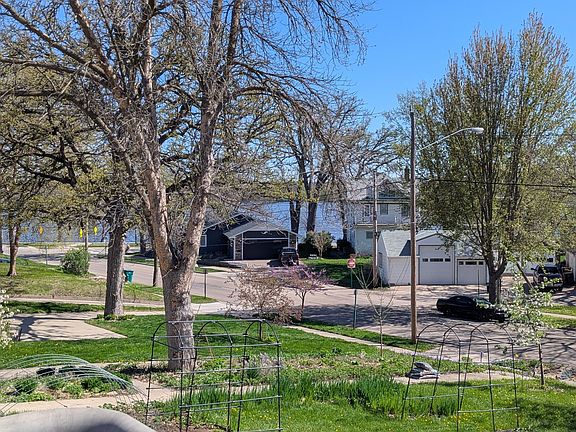 4th image of 405 Vine Ave