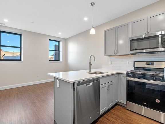 3rd image of 18 New Derby St #2