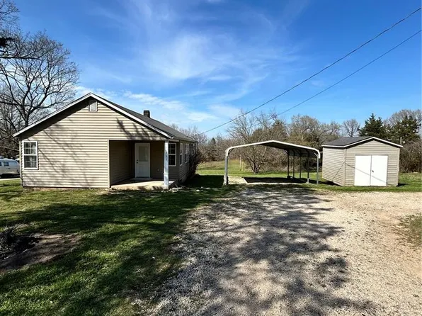 835 Chestnut St, Bourbon, MO 65441