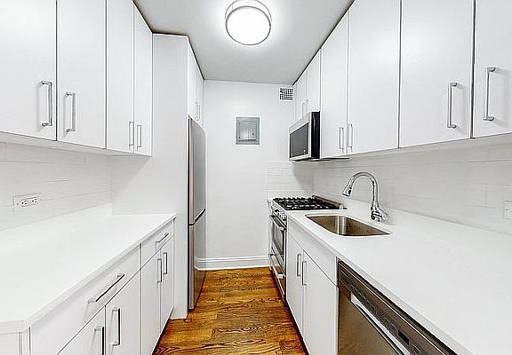3rd image of 401 E 88th St #8U