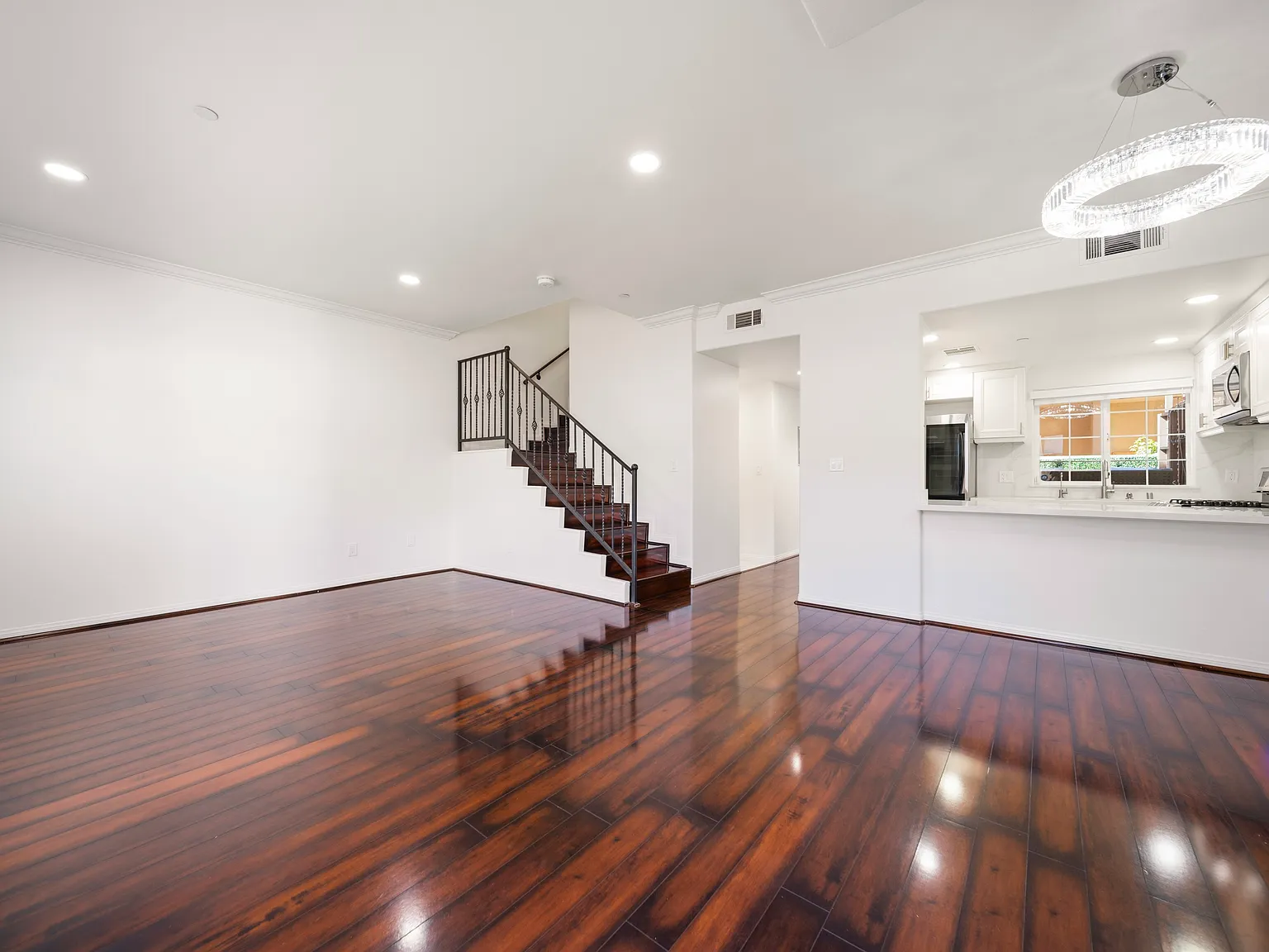 3 bed, 1420 sqft, $4,500 — Photo 2