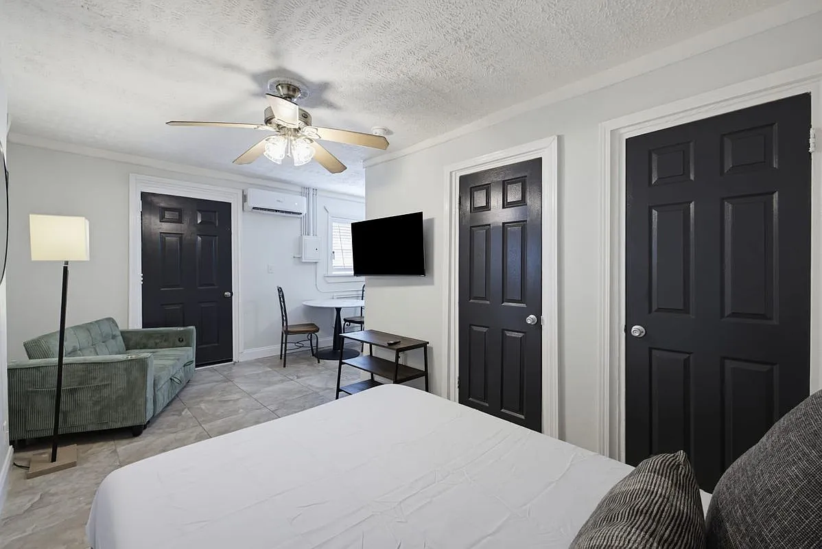Studio, 1.0 bath, 500 sqft, $1,250 — Photo 3