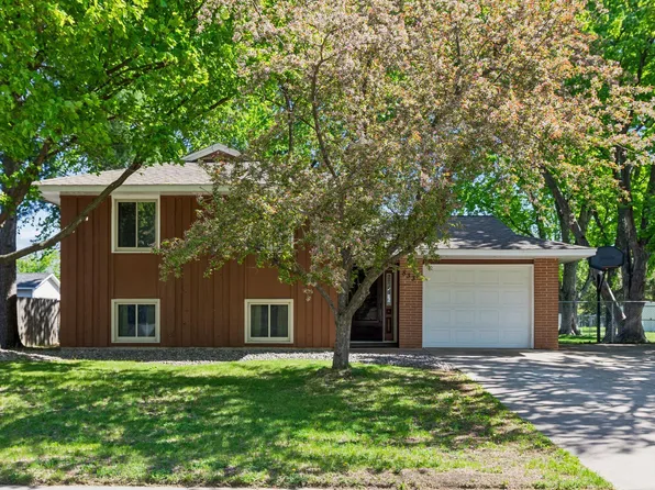 833 Oriole Dr, Apple Valley, MN 55124