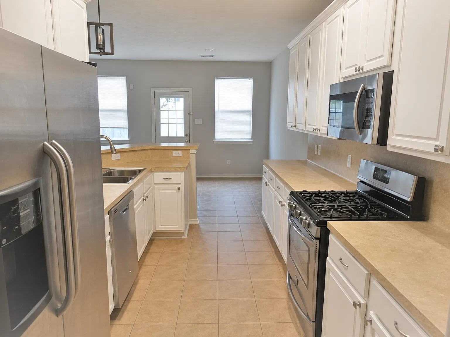 3 bed, 2.5 bath, 1694 sqft, $1,850 — Photo 4