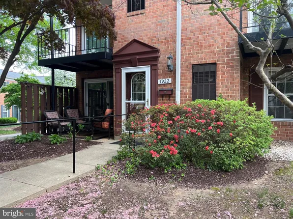 7922 Lakecrest Dr, Greenbelt, MD 20770