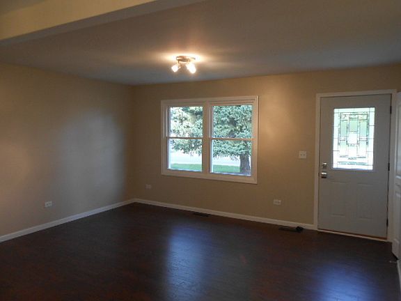 2nd image of 229 E Hawthorne Dr