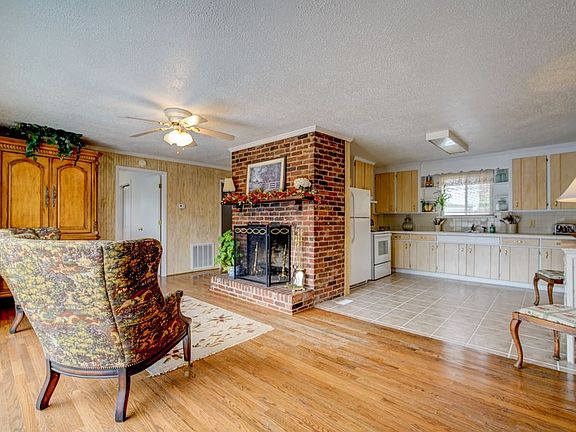 5th image of 1219 E Lakeshore Dr