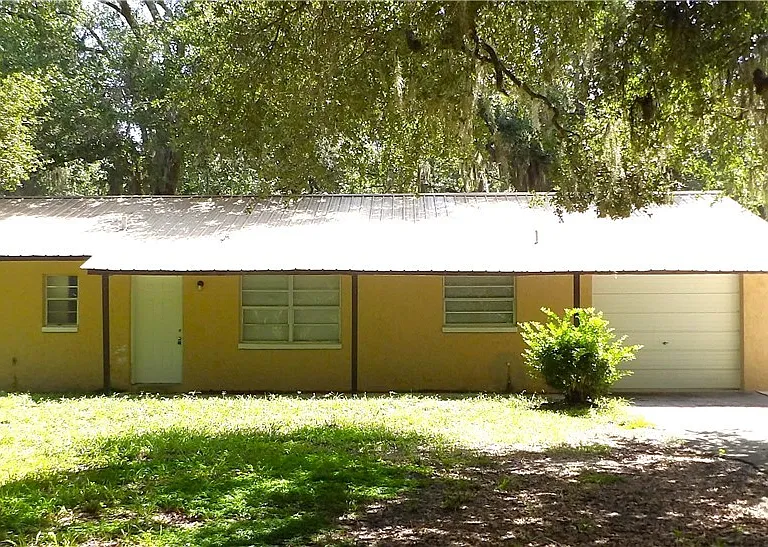 8935 N Basswood Ave — Photo 1
