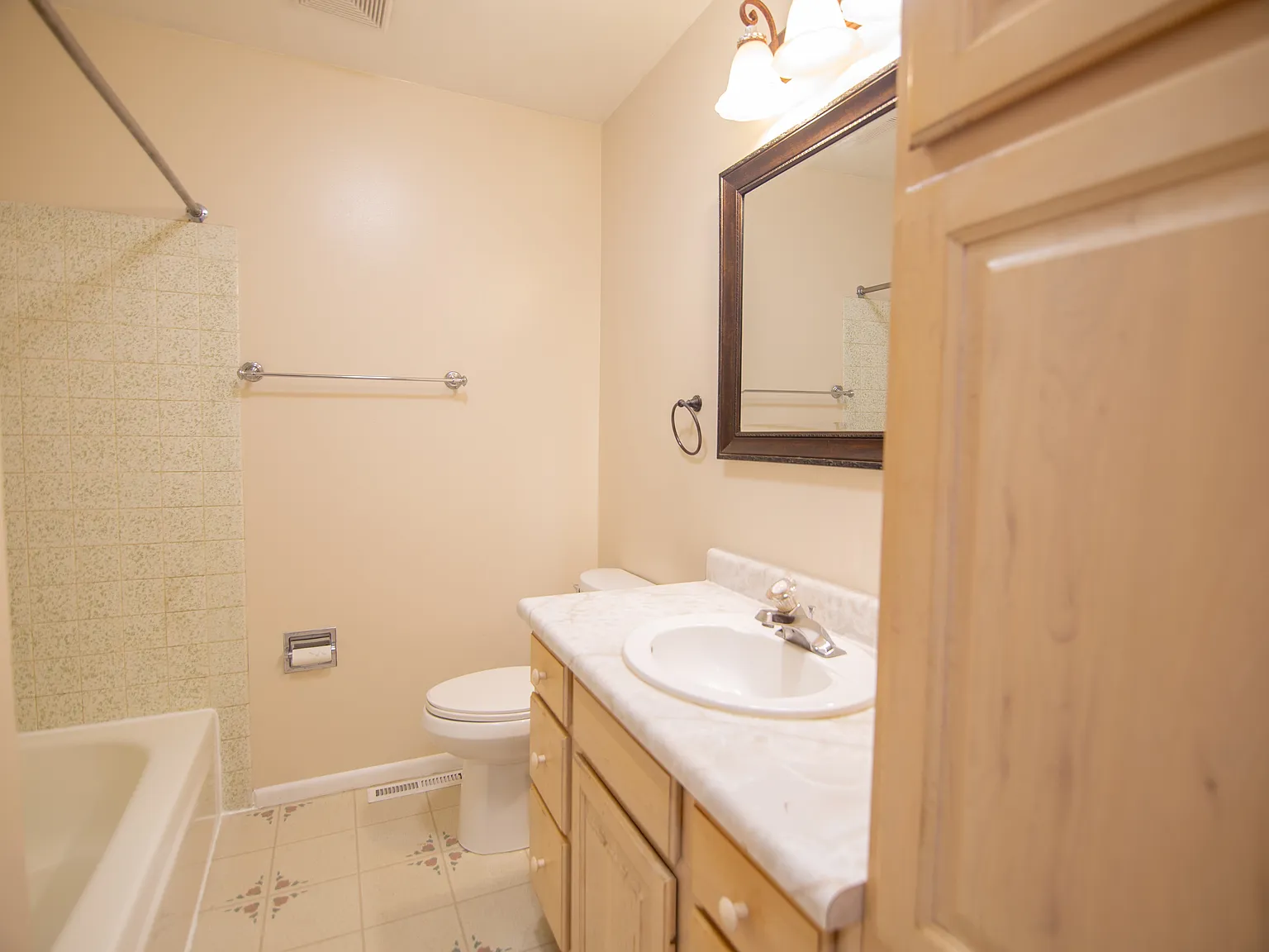 4 bed, 1800 sqft, $2,100 — Photo 4