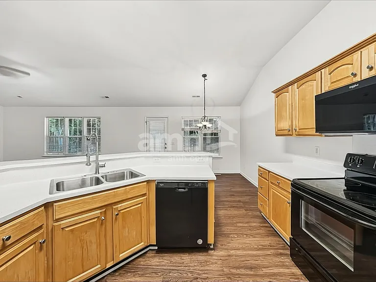 9818 Highlands Crossing Dr — Photo 4