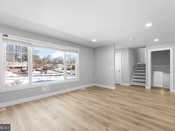 5th image of 19104 Bloomfield Rd