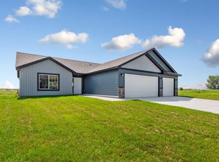 812 Pond View Dr, Arlington, MN 55307