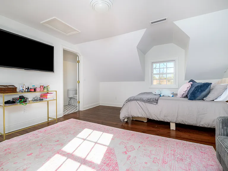 Bedroom with en-suite bath