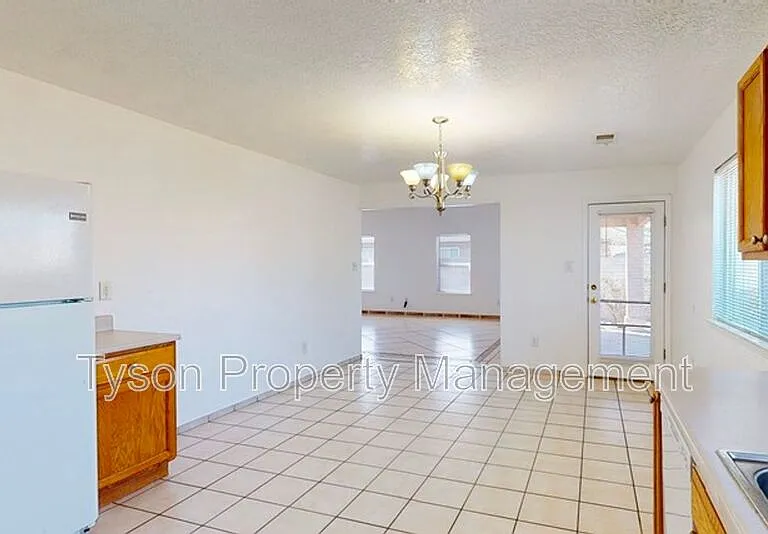419 Sawtooth St SE — Photo 5
