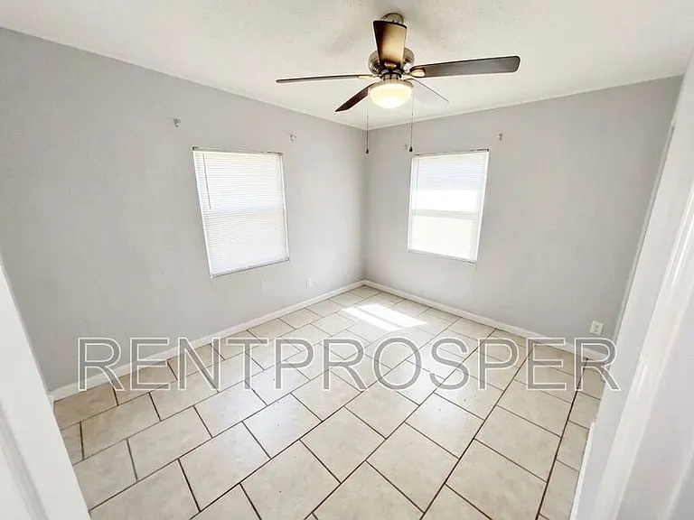 740 W Robinson St #UPPER — Photo 3