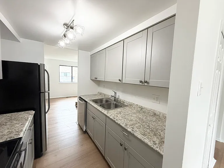 7038 Knighthood Ln — Photo 8