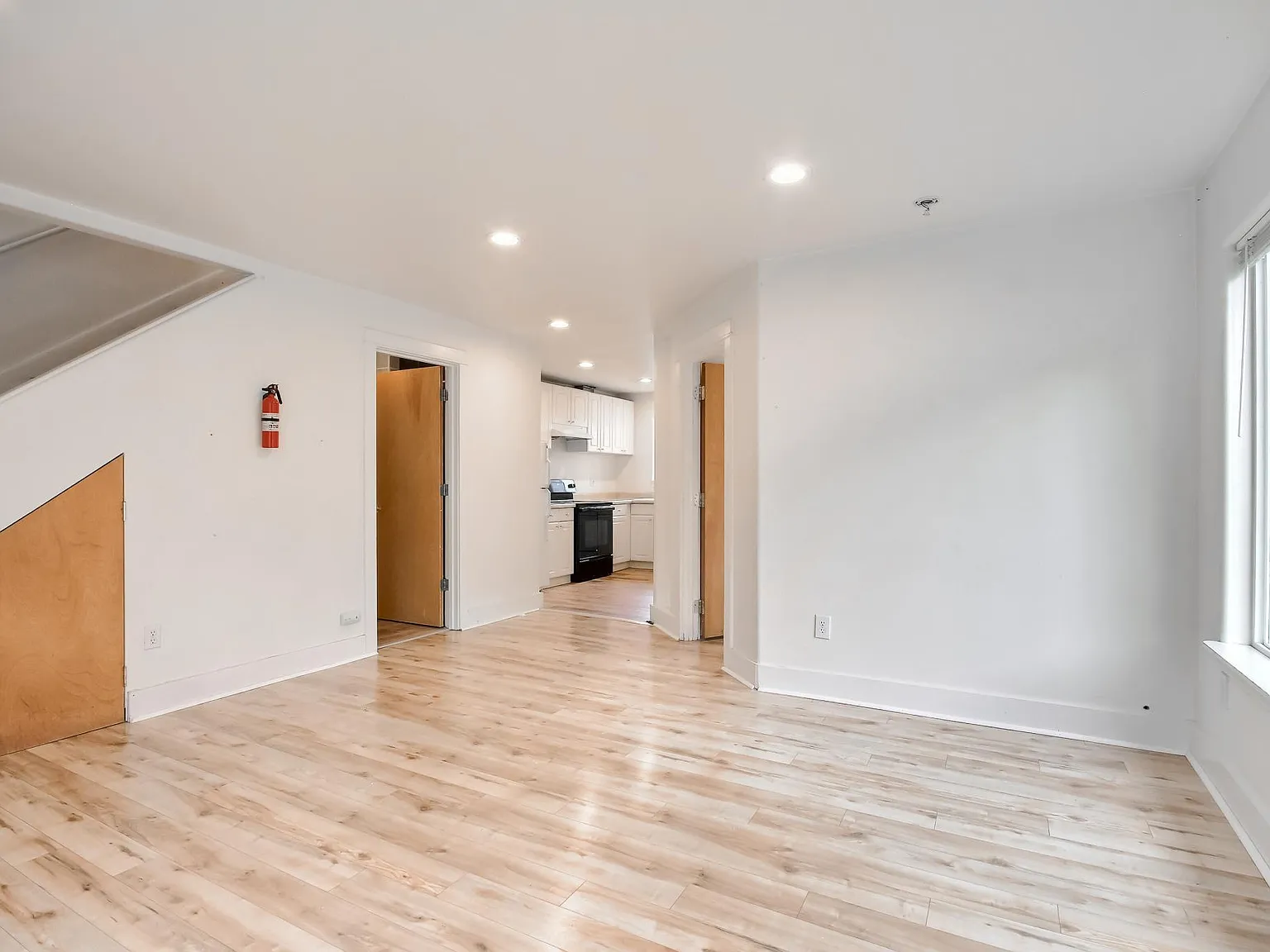 3 bed, 1200 sqft, $3,450 — Photo 2