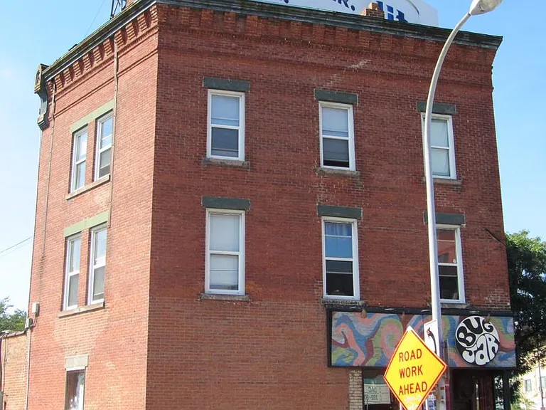 217 Monroe Ave — Photo 2