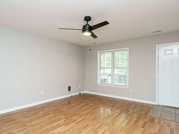 4th image of 216 Highgate Cir
