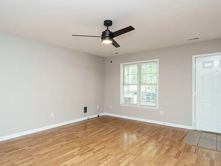 216 Highgate Cir — Photo 4