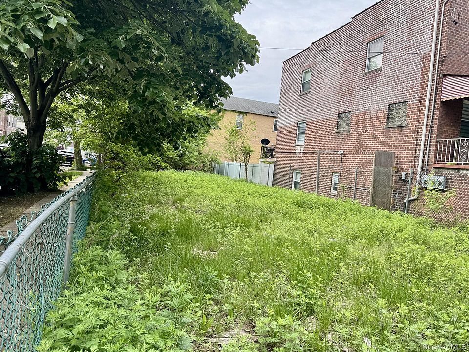 2nd image of 1116 Rhinelander Avenue