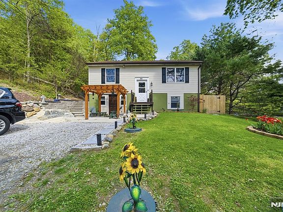 3rd image of 414 Macopin Rd