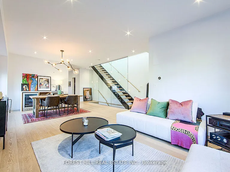 257 Manor Rd E — Photo 6