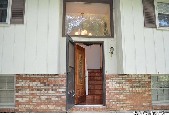 2nd image of 121 Canterbury Hill Ln