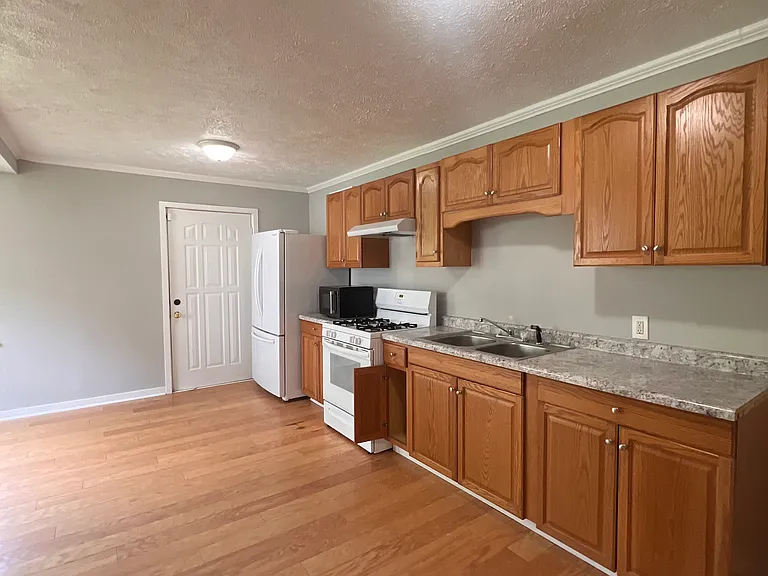 3178 Fowler Ave — Photo 4