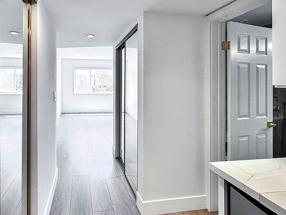 4th image of 451 S Barrington Ave #302B