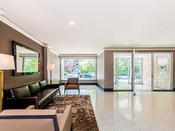 4th image of 3050 Fairfield Ave APT 2D