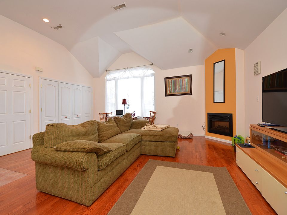 1st image of 64 Hett Ave