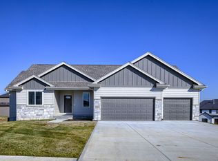 18214 Camelback Ave, Omaha, NE 68136