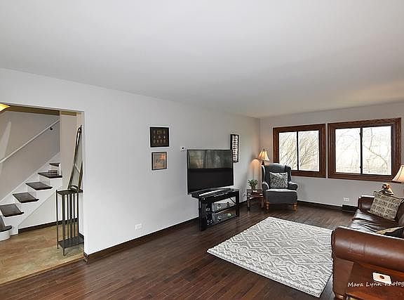 5th image of 371 N Morris Dr
