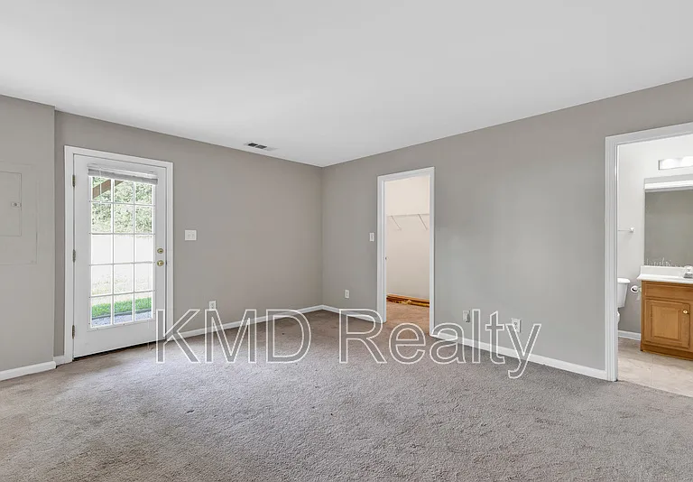 940 Tiger Ln — Photo 10