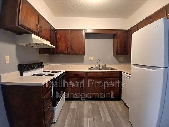 5th image of 324 W College St APT 203