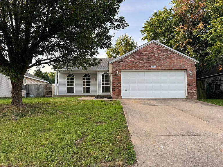 1502 Crescent St — Photo 1