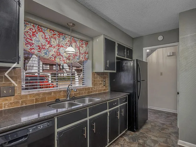 775 Highland Square Dr — Photo 4