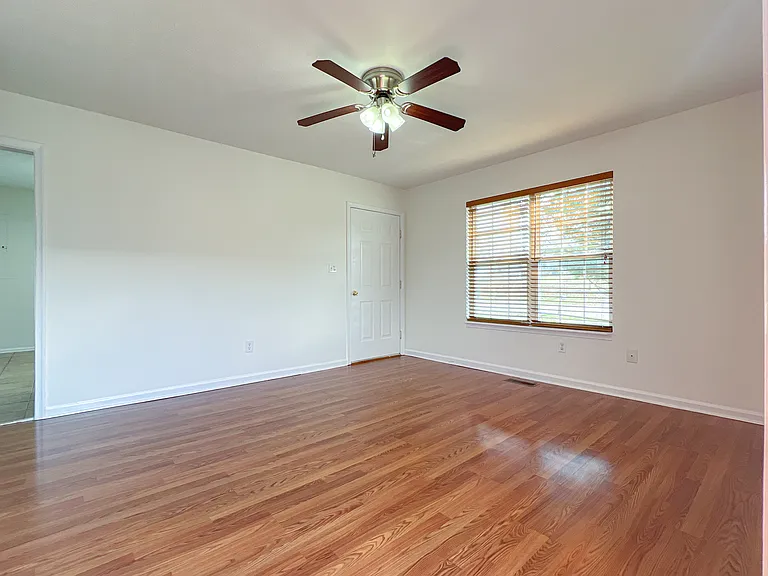 1451 N Delphine Ave — Photo 12