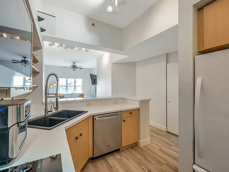 100 4th Ave S #424 — Photo 7