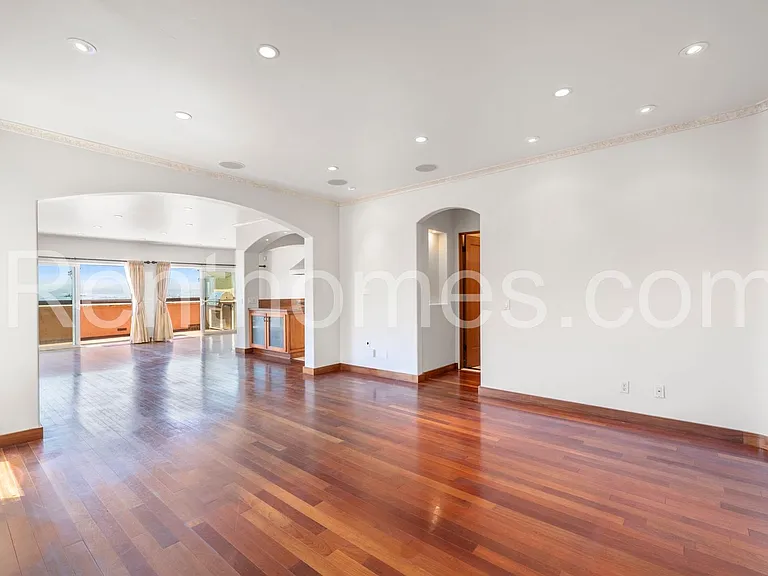 2940 Columbia St — Photo 11