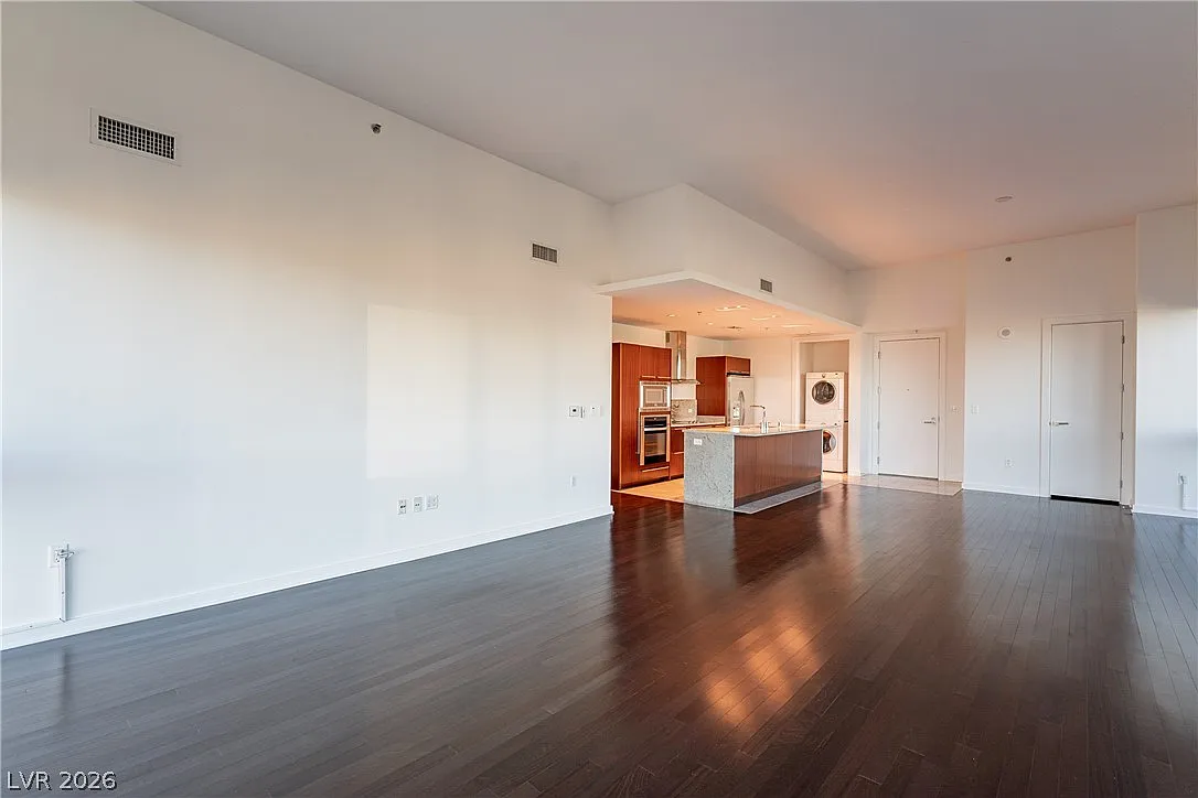 2 bed, 2.0 bath, 1652 sqft, $4,950 — Photo 3