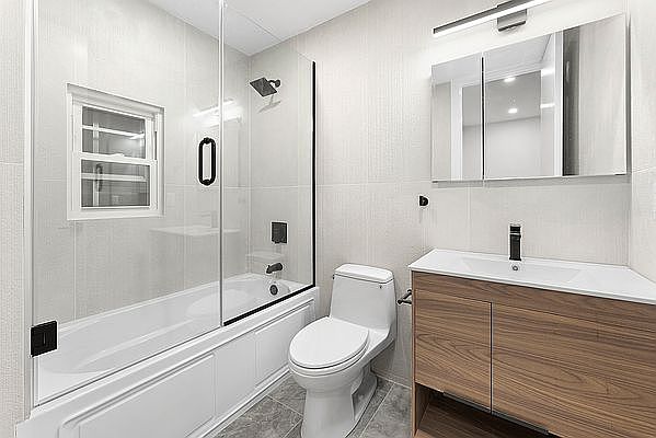 2nd image of 422 15th St #2