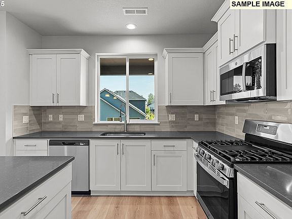 4th image of 919 NE Sagebrush Dr
