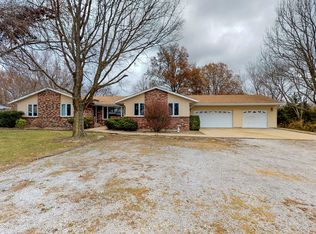 1402 N Du Quoin St, Benton, IL 62812
