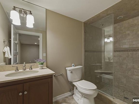 5th image of 157 Melrose Pl