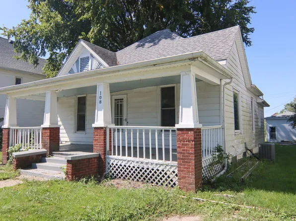 108 N Walnut St, Villa Grove, IL 61956