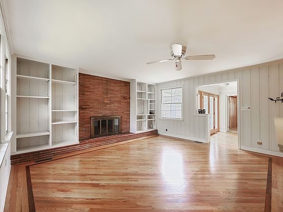 4th image of 111 Blue Hills Ct