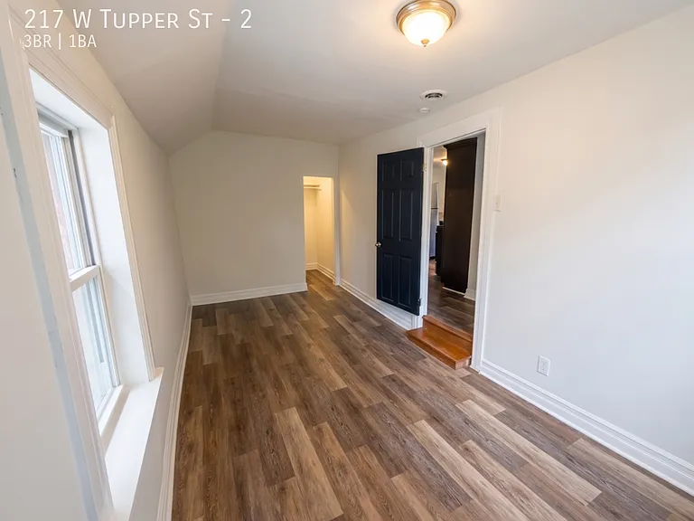217 W Tupper St #2 — Photo 7