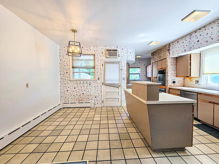 571 Charles Ave #2 — Photo 6
